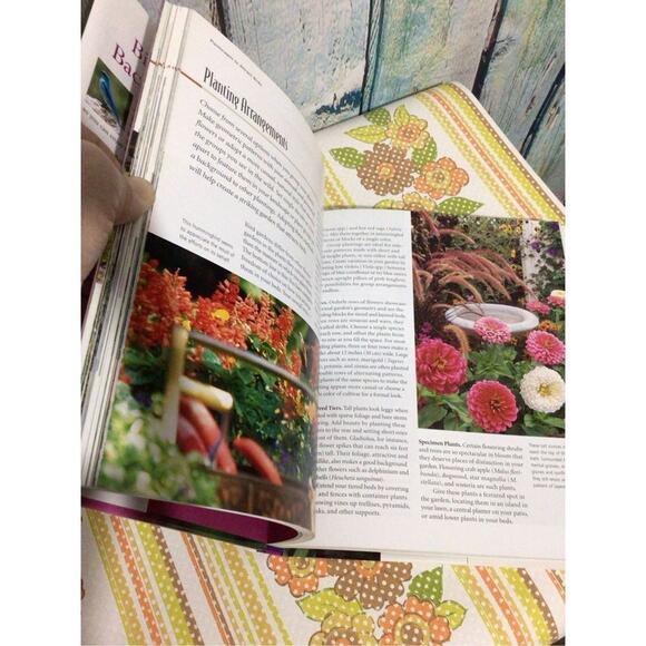 2004 Birds in your Backyard Birds & Blooms Softcover - Picture 8 of 16